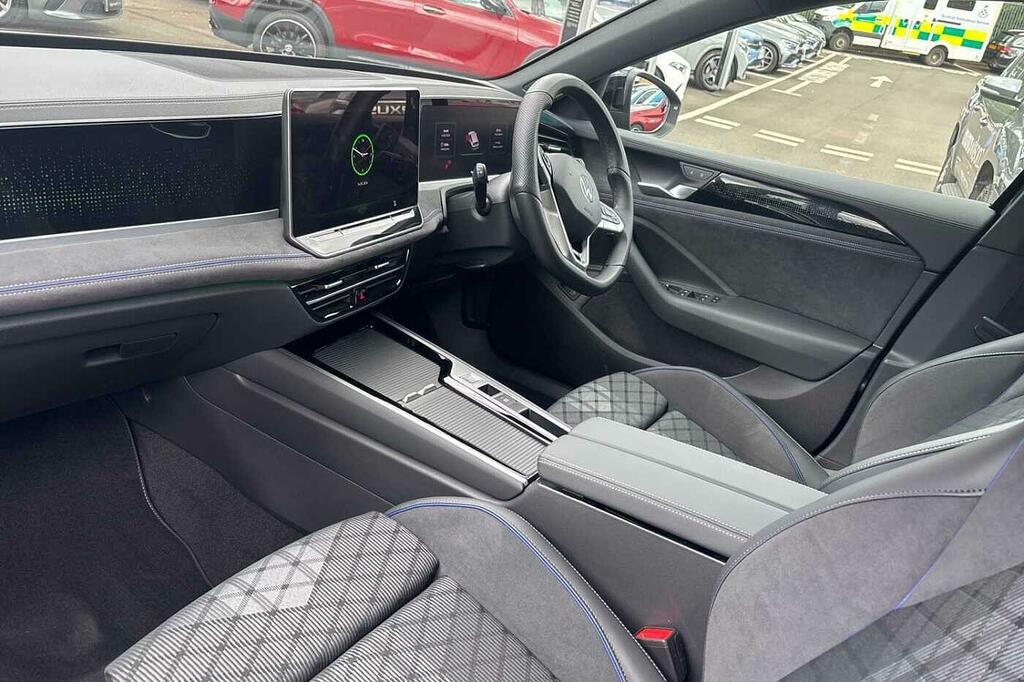 Volkswagen Passat 1.5 Tsi Ehybrid 272 R-line Dsg KM75PZY Black #2