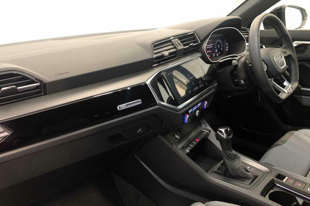 Audi Q3 Black Edition 35 Tfsi 150 Ps S Tronic SM25VHB Silver #2