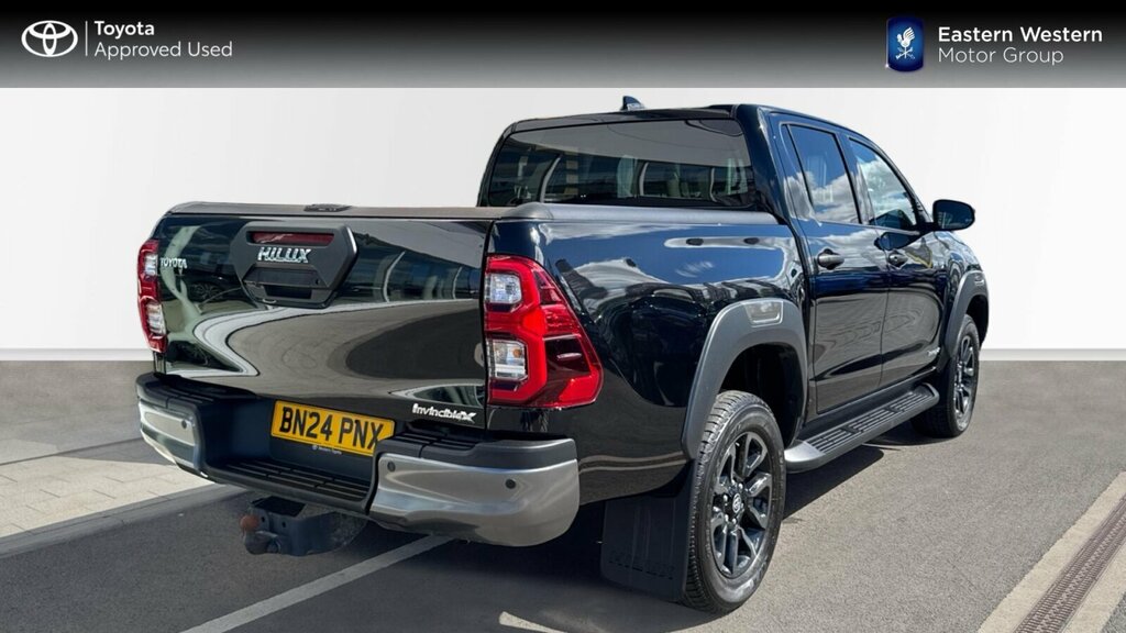 Toyota HILUX 2.8 D-4d Invincible X 4Wd Euro 6 Ss BN24PNX Black #2