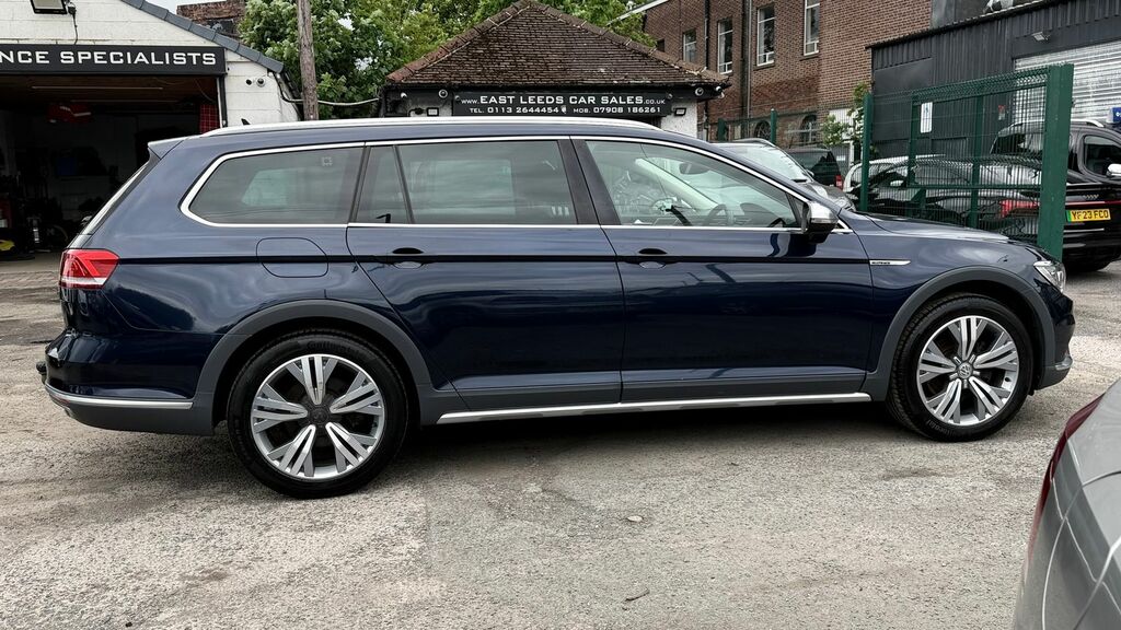 Volkswagen Passat Passat Estate CY16DSU Blue #2