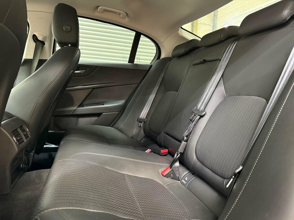 Jaguar XE 2L Portfolio LV17LTY Grey #4