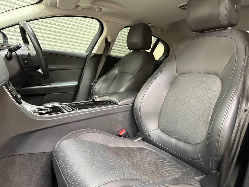 Jaguar XE 2L Portfolio LV17LTY Grey #3