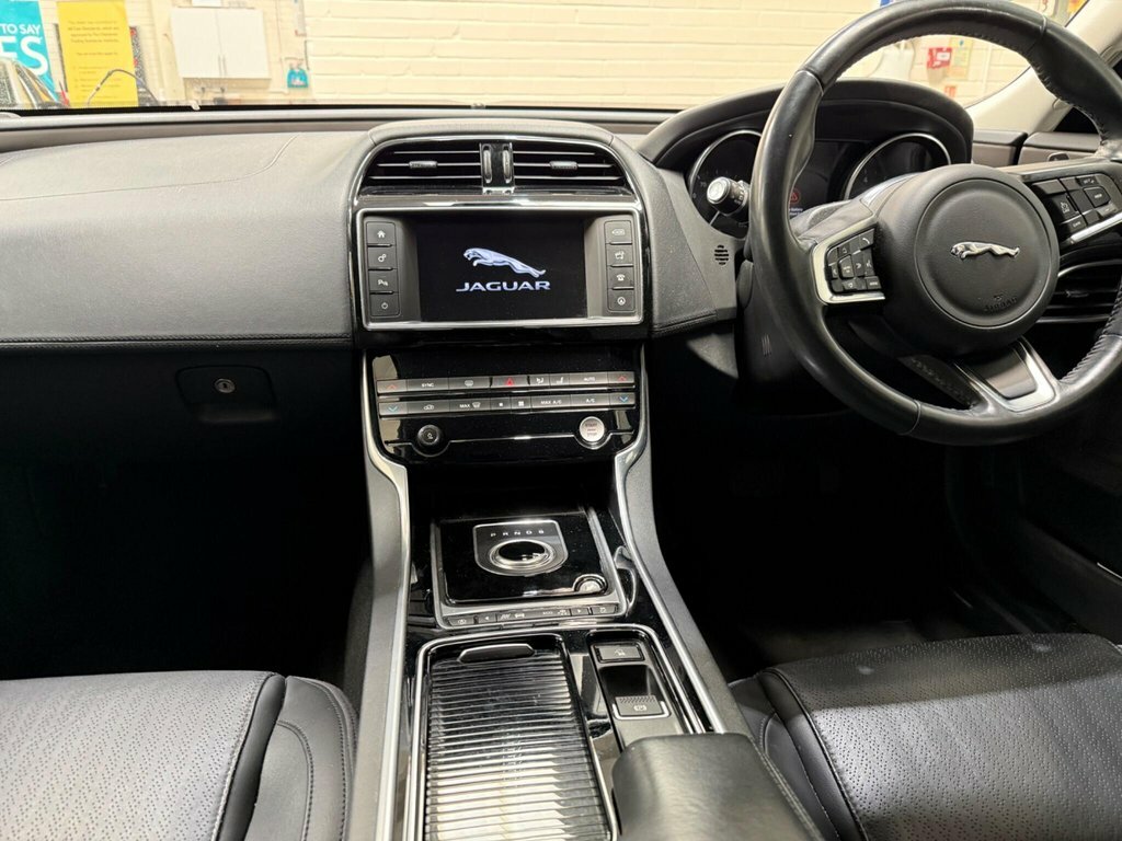 Jaguar XE 2L Portfolio LV17LTY Grey #2