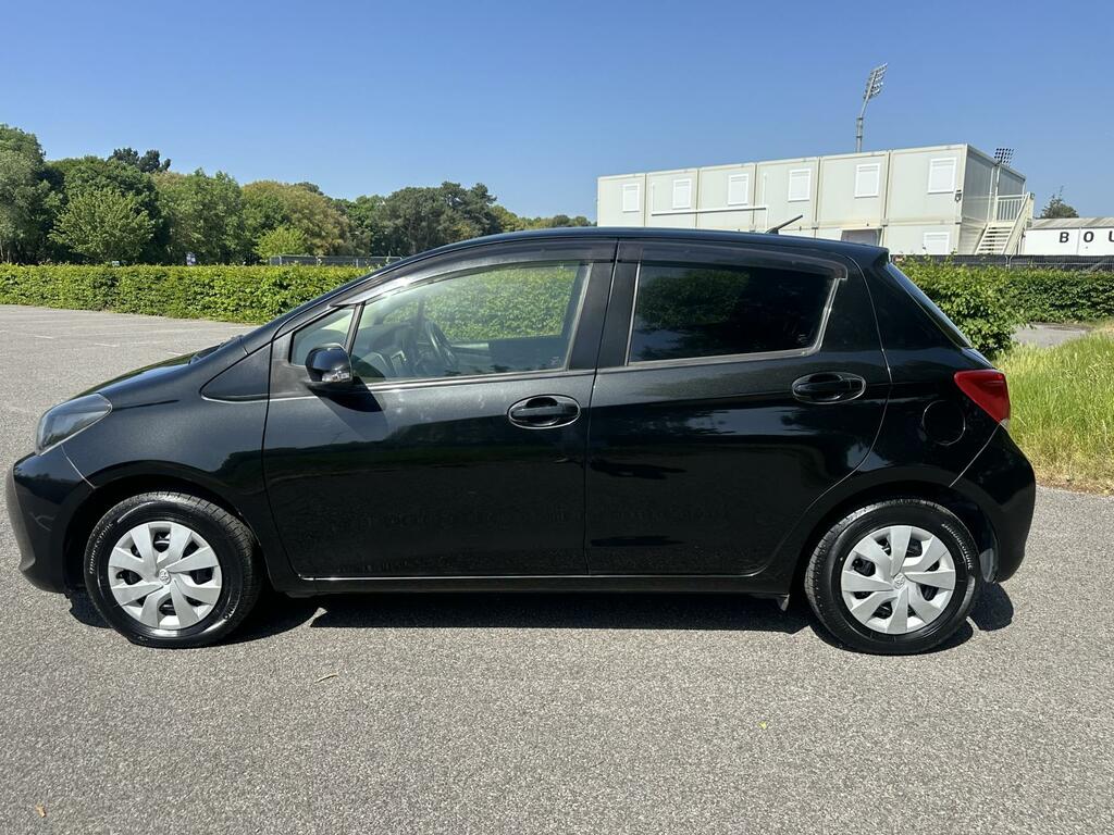 Toyota Vitz 1.0 2015 Toyota Vitz 1.0 Sleek Bl Black #4