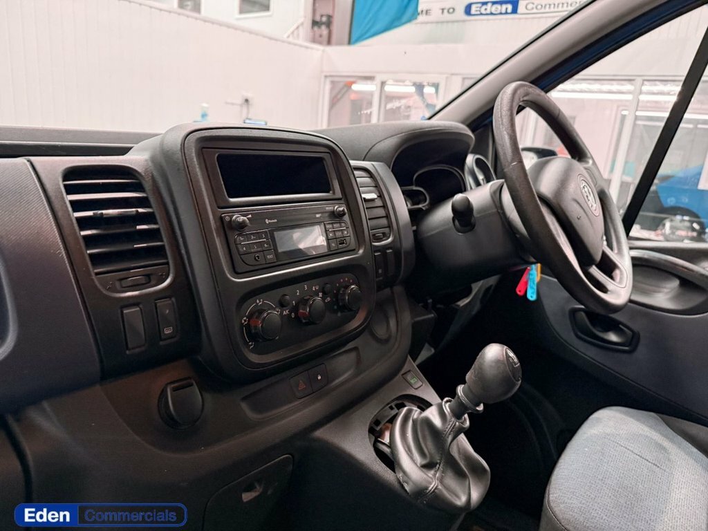 Vauxhall Vivaro Mpv FA16PCZ White #3