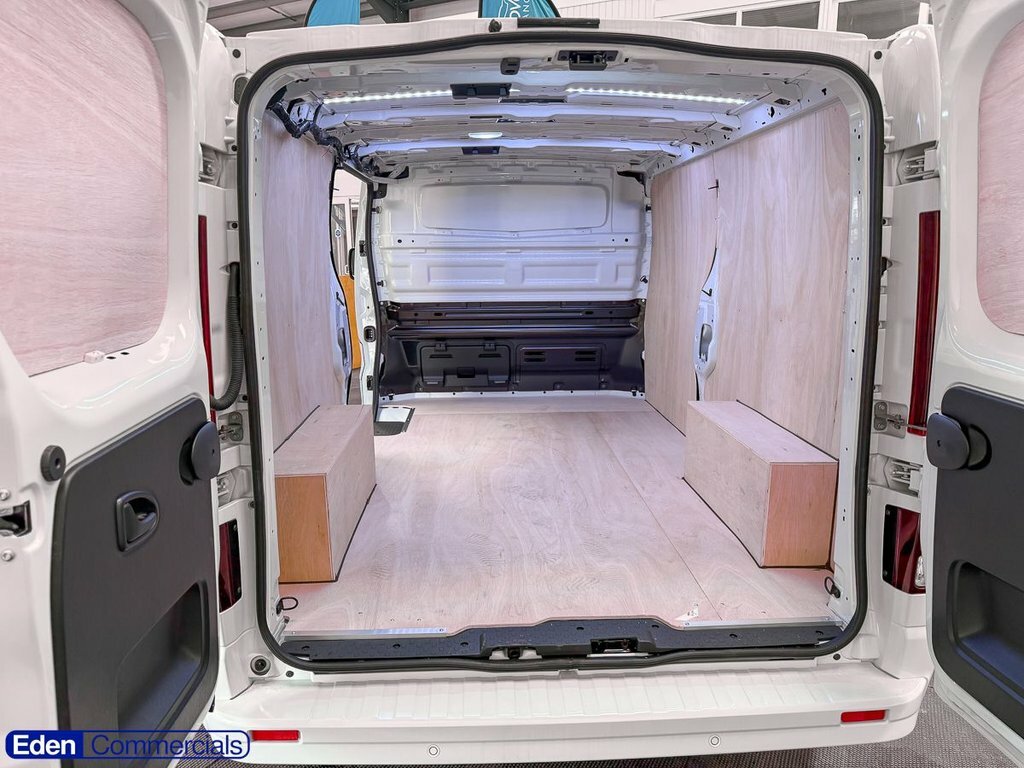 Nissan Primastar 2L Tekna White #4