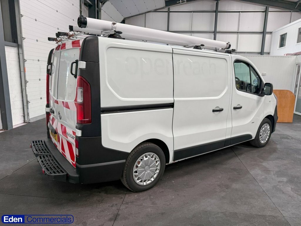 Vauxhall Vivaro Mpv FM16RFO White #5