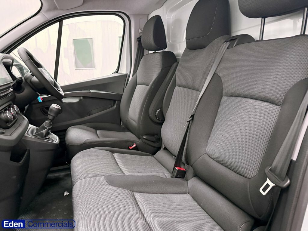 Nissan Primastar 2L Acenta White #3