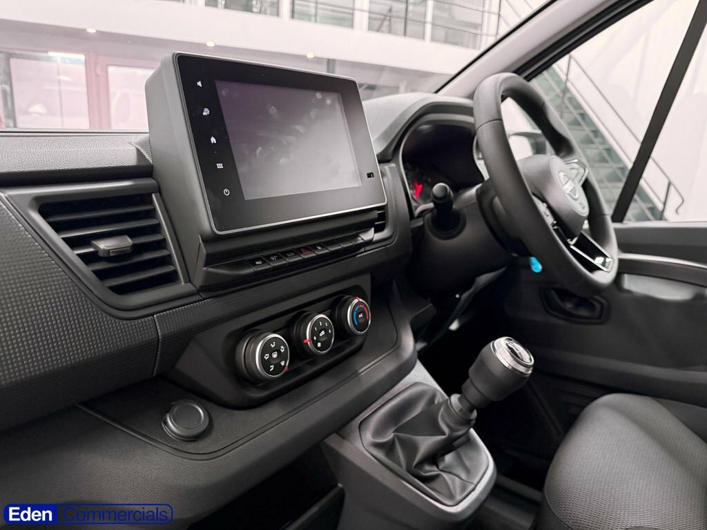 Nissan Primastar 2L Acenta White #3