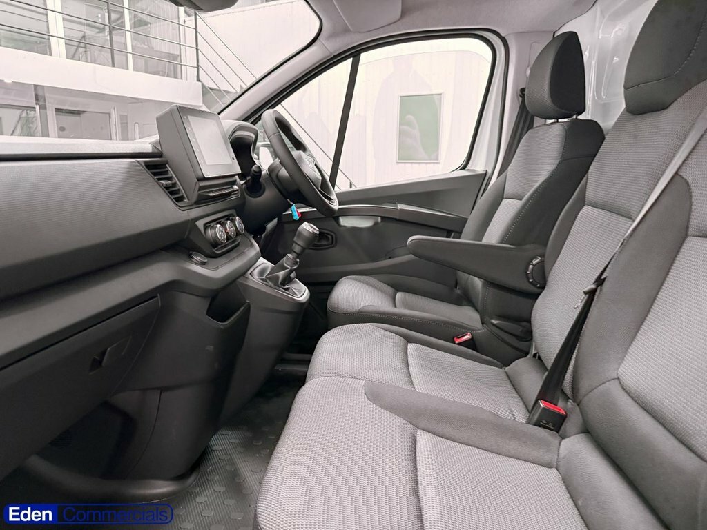 Nissan Primastar 2L Acenta White #3