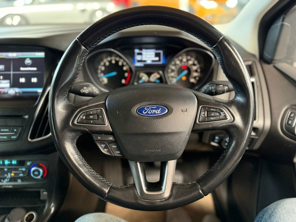 Ford Focus 1L Titanium WM64NKN Red #4