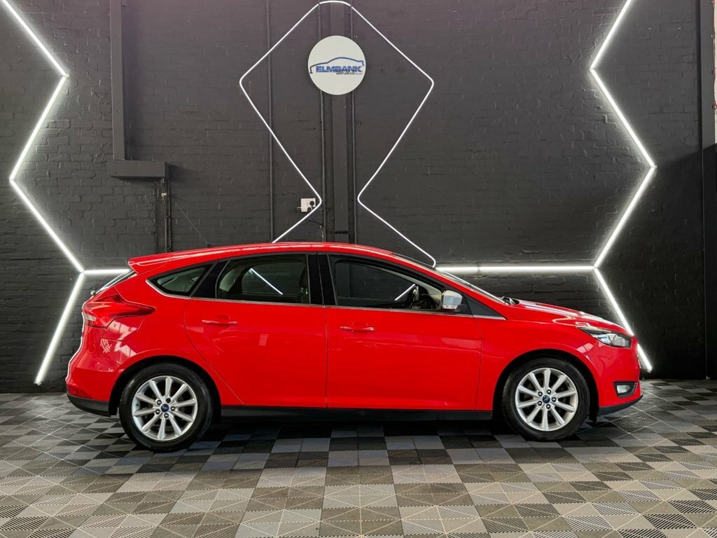 Ford Focus 1L Titanium WM64NKN Red #6