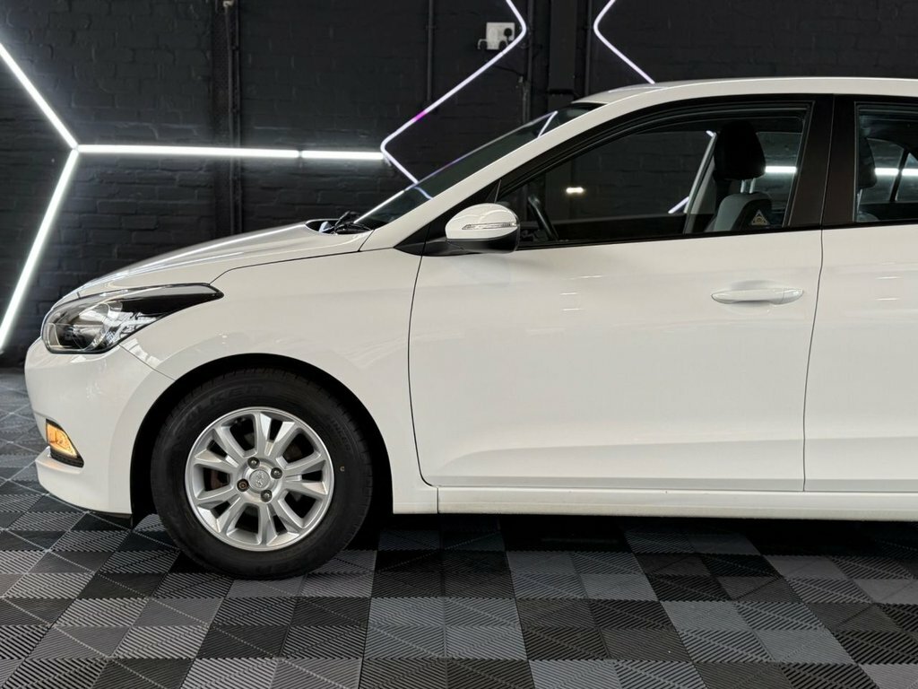 Hyundai I20 1.2L Se White #4