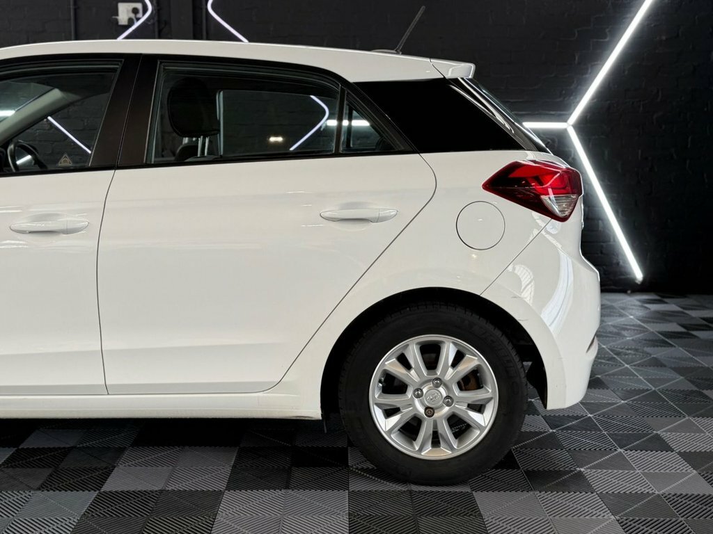 Hyundai I20 1.2L Se White #5