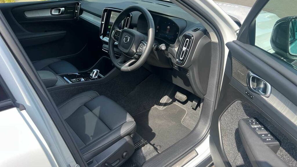Volvo XC40 Ultra, B3 Mild Hybrid, Dark LM74UUN White #4
