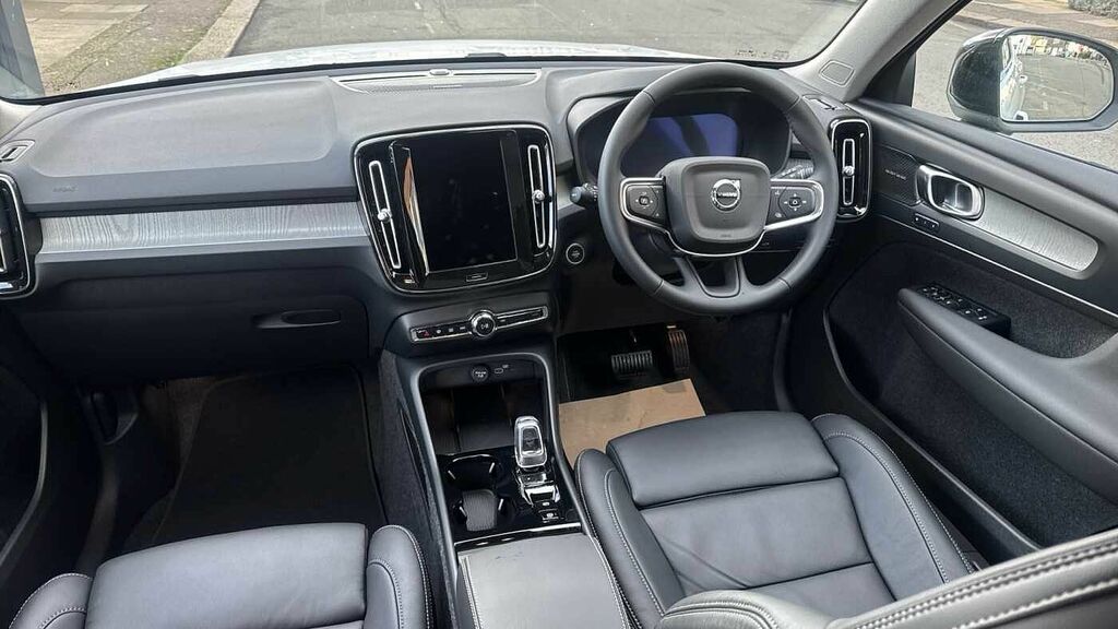 Volvo XC40 Ultra, B3 Mild Hybrid, Dark LJ75ARC White #4