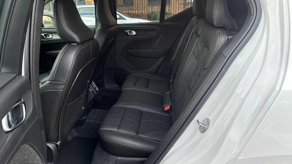 Volvo XC40 Ultra, B3 Mild Hybrid, Dark LJ75ARC White #6