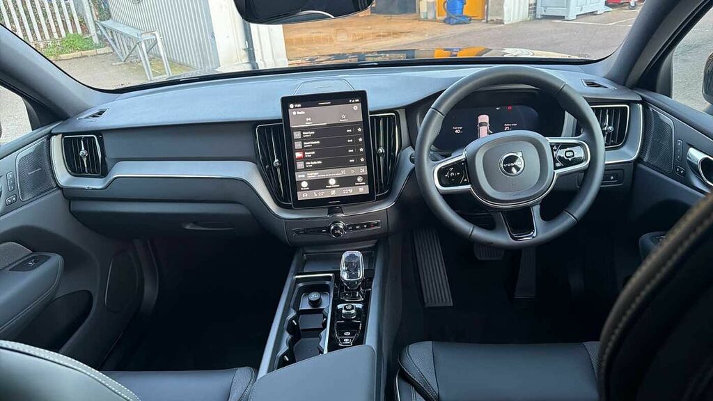 Volvo XC60 Black Edition Plus, T6 Awd Plug-in Hybrid, Electri LR26GFE Black #5