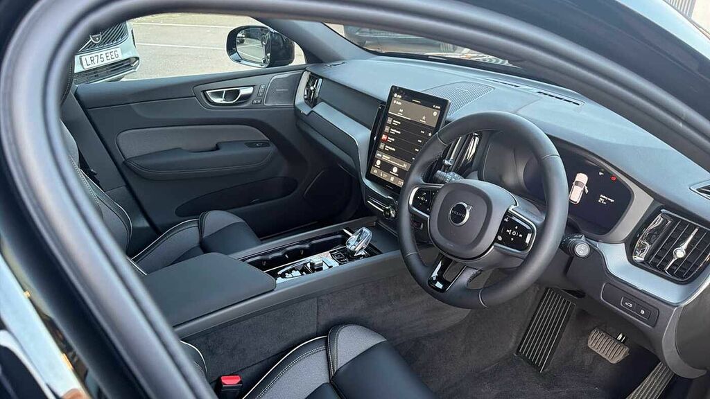 Volvo XC60 Black Edition Plus, T6 Awd Plug-in Hybrid, Electri LR26GFE Black #4