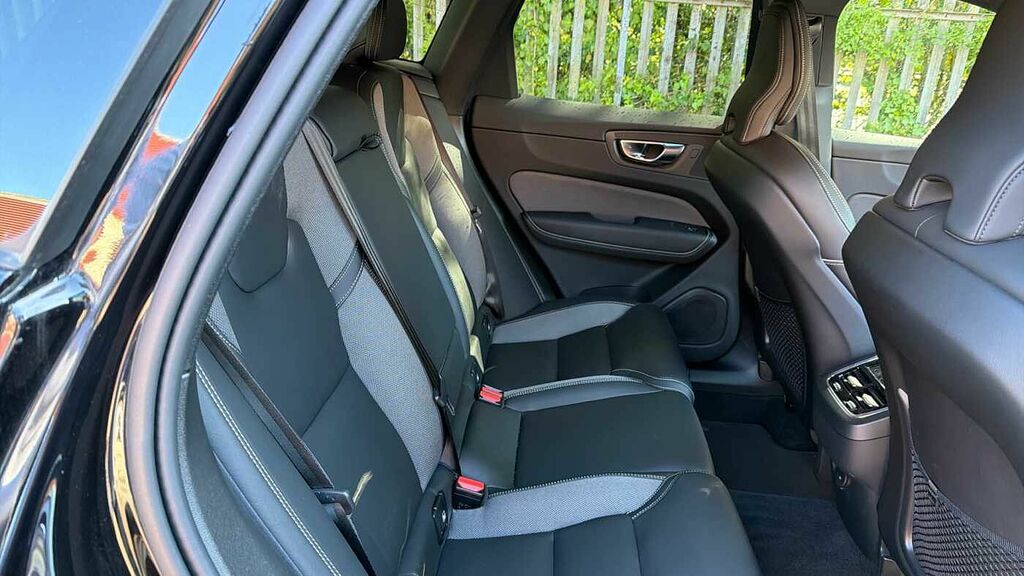 Volvo XC60 Black Edition Plus, B5 Awd Mild Hybrid, YA74FJF Black #6