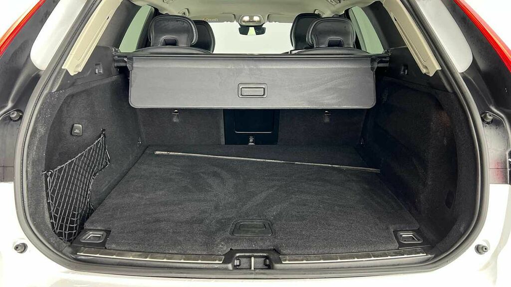 Volvo XC60 Plus, B4 Mild Hybrid, Dark HK72JZX White #5