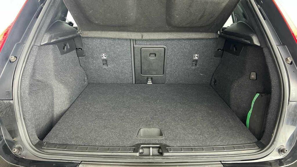 Volvo XC40 Momentum, T3 YX22ZRP Black #5
