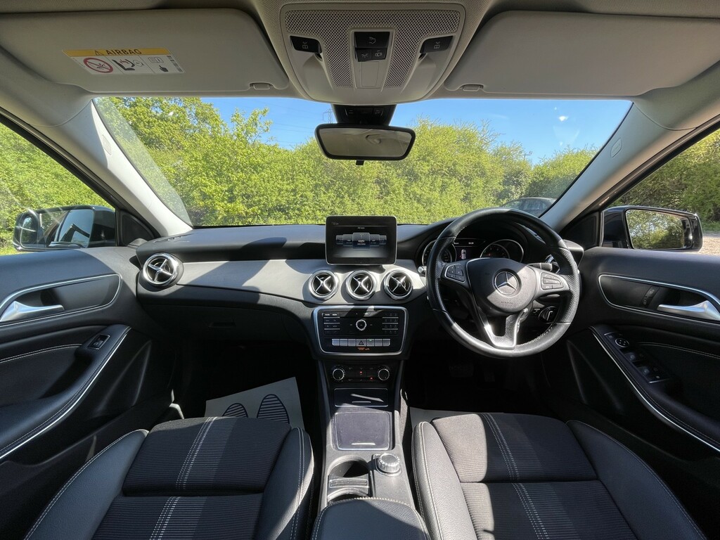 Mercedes-Benz GLA Class Suv 1.6 Gla180 Urban Edition 201968 YA68FPU Grey #2