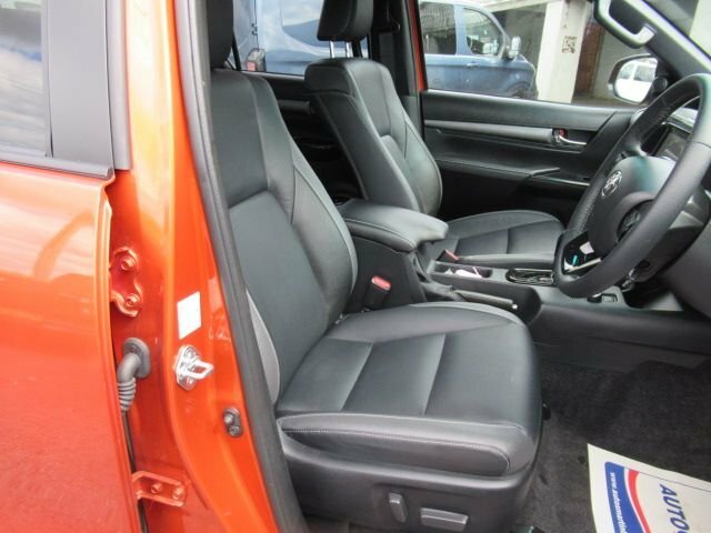 Toyota HILUX 2.8L Invincible X Orange #3