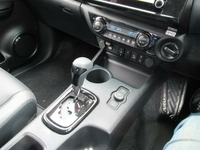 Toyota HILUX 2.8L Invincible X Brown #5
