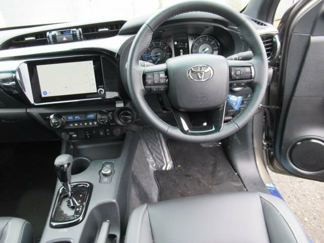 Toyota HILUX 2.8L Invincible X Brown #4
