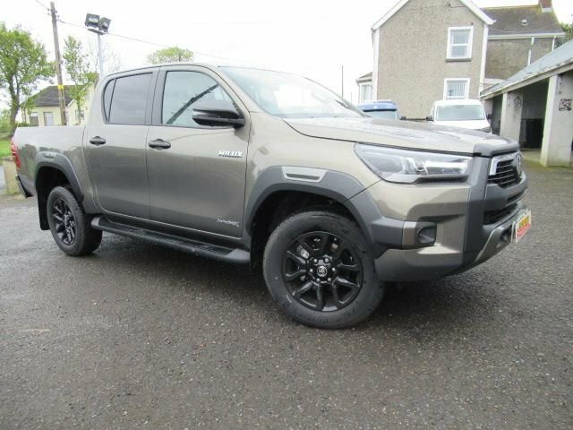 Toyota HILUX 2.8L Invincible X Brown