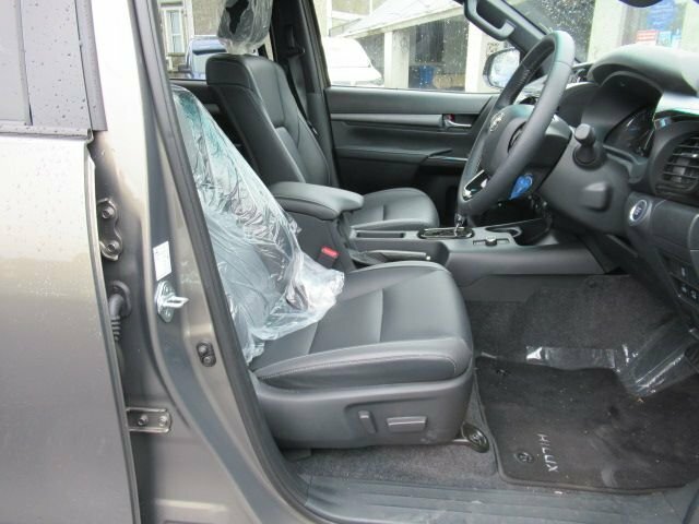 Toyota HILUX 2.8L Invincible X Brown #3