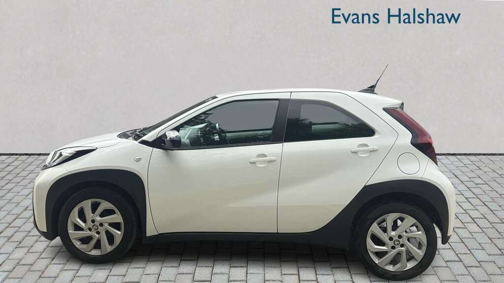 Toyota Aygo X 1.0 Vvt-i Pure 2022 GU72FZA White #5