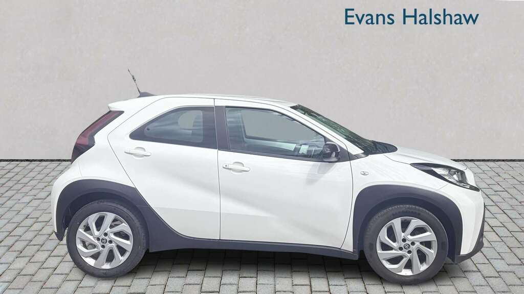 Toyota Aygo X 1.0 Vvt-i Pure 2022 GU72FZA White #6