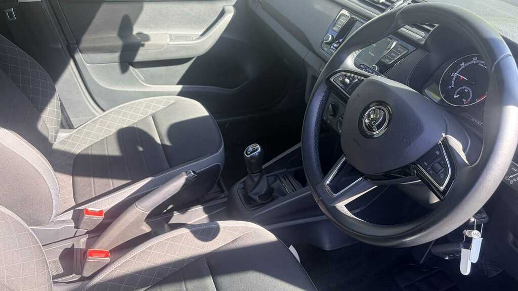 Skoda Fabia 1.0 Mpi Colour Edition 2019 CX69VOD White #2