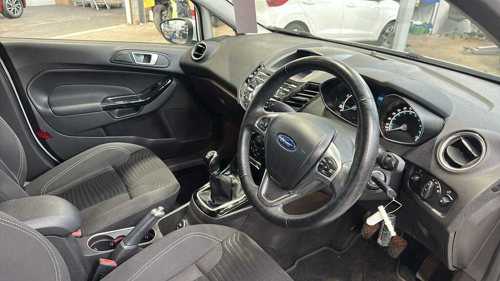 Ford Fiesta 1.0 Ecoboost Titanium 2014 MJ14XFN White #6
