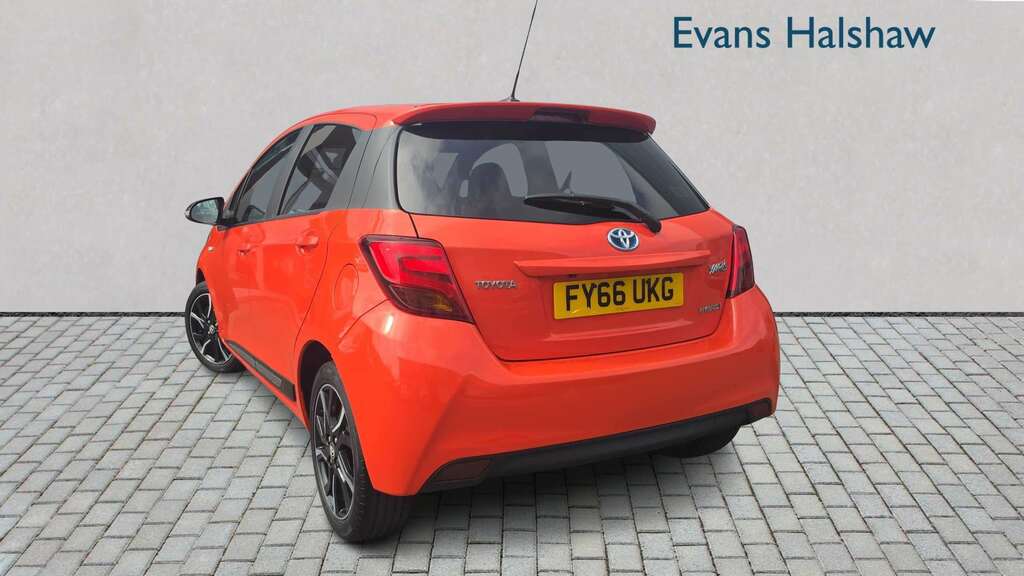 Toyota Yaris 1.5 Hybrid Orange Edition Cvt 2016 FY66UKG Orange #2