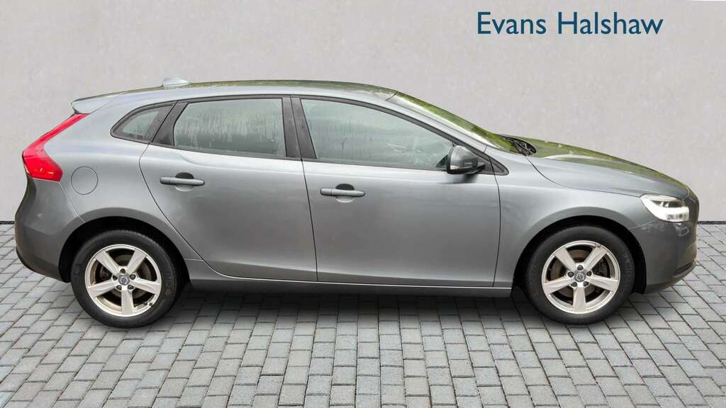 Volvo V40 T2 122 Momentum 2017 Grey #2