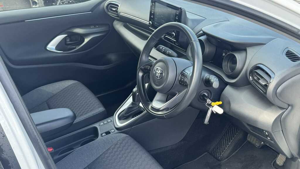 Toyota Yaris 1.5 Hybrid Design Cvt 2023 YP23XKX White #6