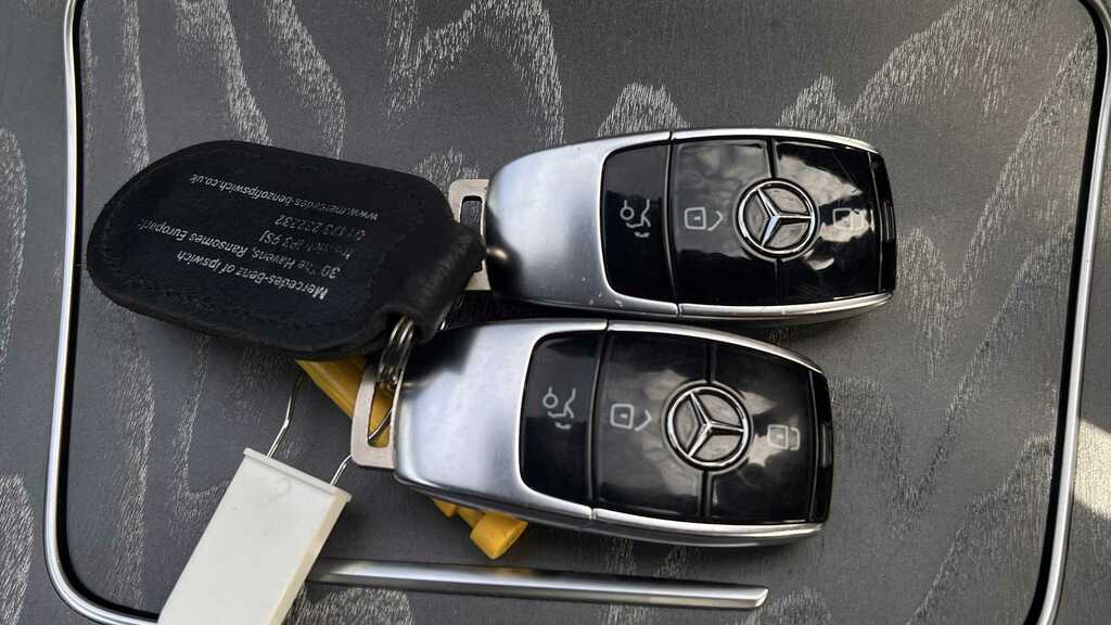 Mercedes-Benz CLS 400D 4Matic Amg Line Ngt Ed Pr 9G-tronic 202 Red #4