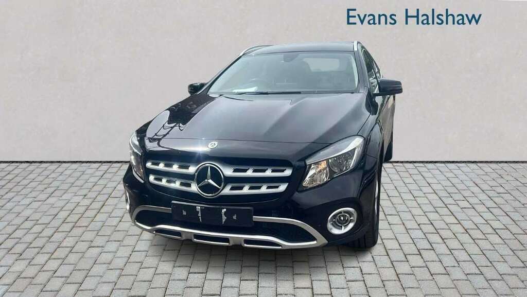 Mercedes-Benz GLA Class 200 Sport Executive 2017 MT67EFE Black #2