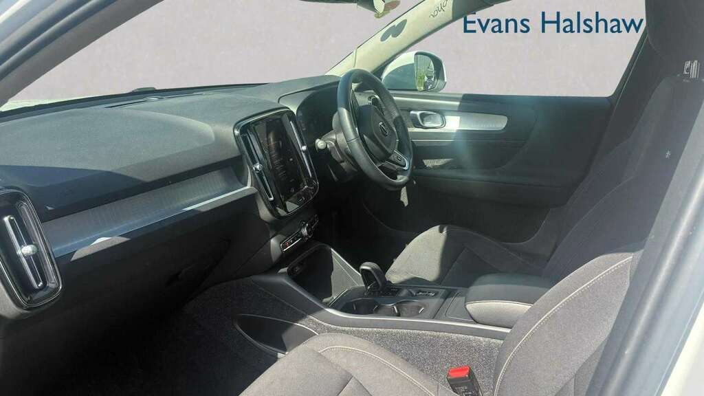 Volvo XC40 1.5 T3 163 Momentum Geartronic 2022 YY22HFK #4