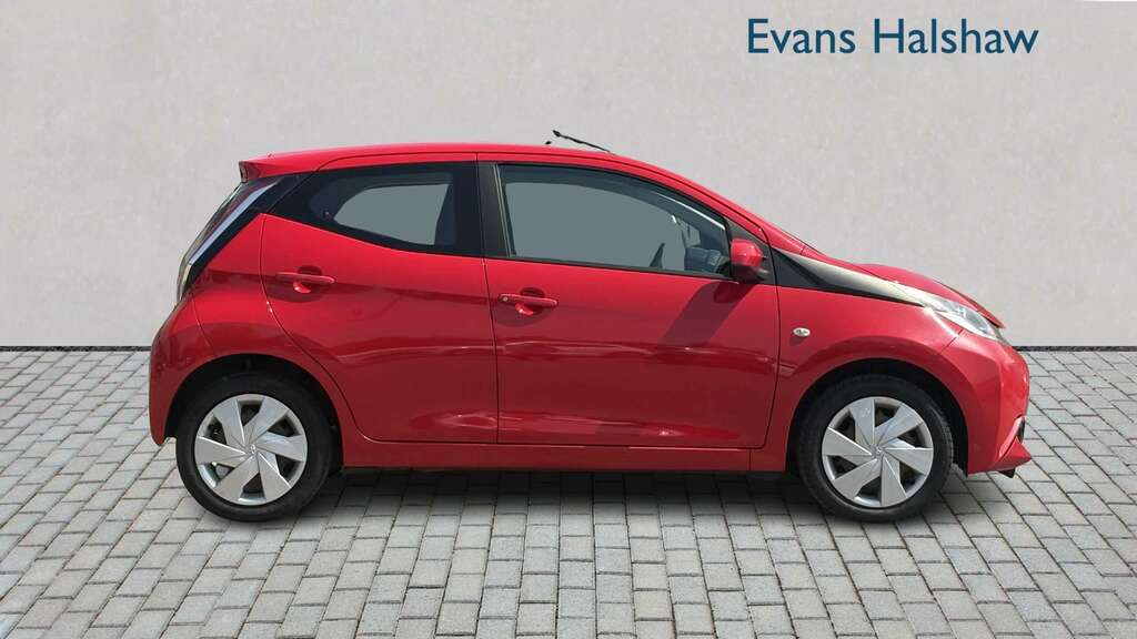 Toyota Aygo 1.0 Vvt-i X-play 2017 NA66NRL Red #3