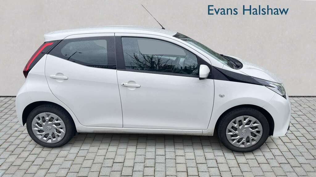 Toyota Aygo 1.0 Vvt-i X-play 2020 FL20LYV White #2