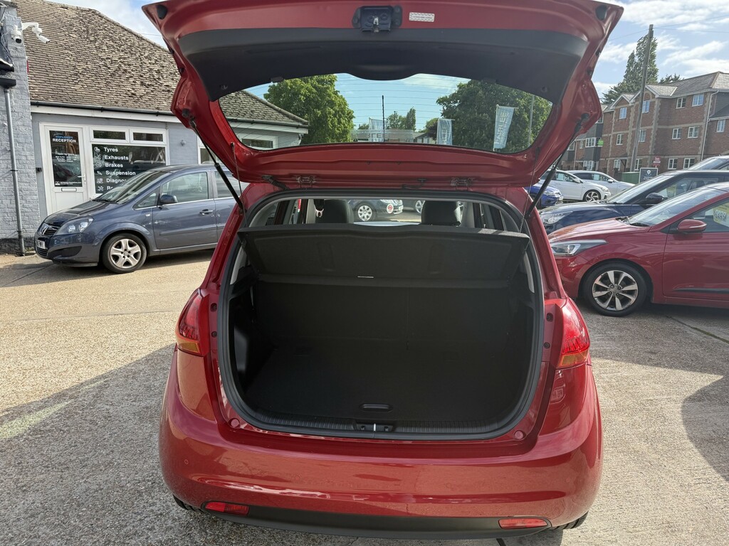 Kia Venga Mpv 1.6 4 2015 Red #5