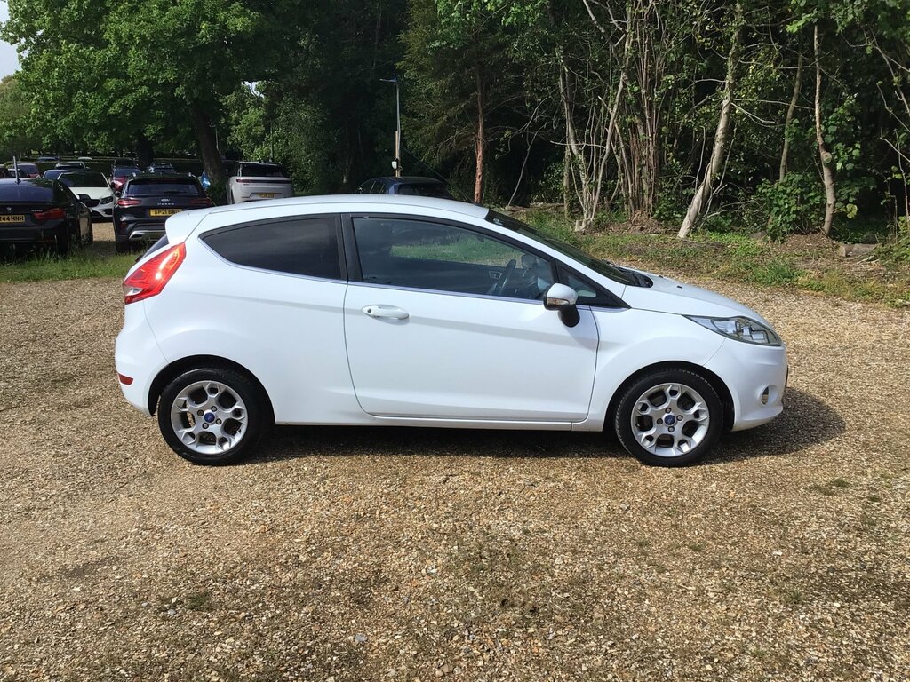 Ford Fiesta 1.25 Zetec Hatchback Euro 5 82 YS62AOD White #3