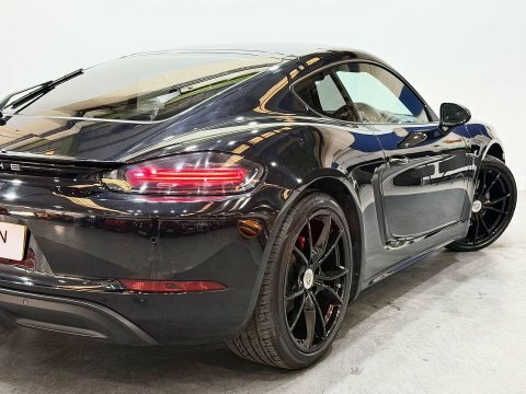 Porsche 718 Cayman Gt4  #17