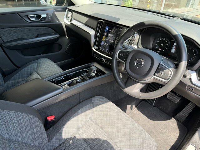 Volvo V60 2.0 B3 Mhev Momentum Estate Hybrid Dct Black #3