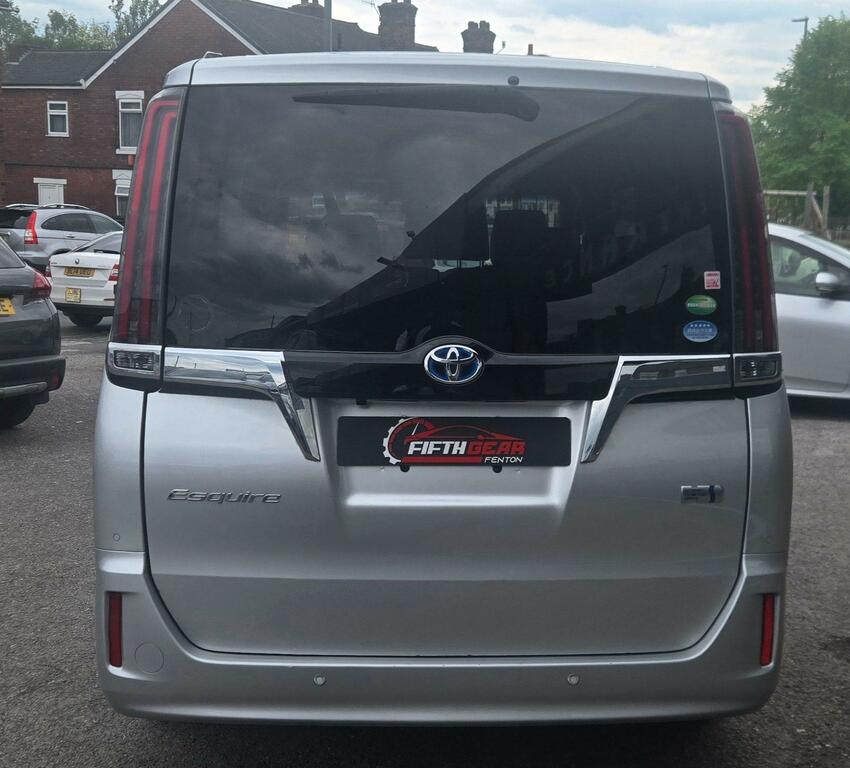 Toyota Voxy Hybrid 1.8 Hybrid Mpv Cvt Voxy Silver #5