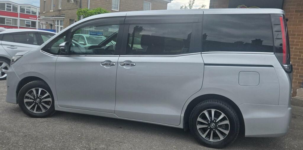 Toyota Voxy Hybrid 1.8 Hybrid Mpv Cvt Voxy Silver #3